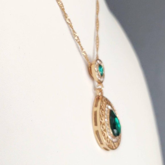 Ornate faux emerald and rhinestone gold pendant necklace - Picture 5 of 10